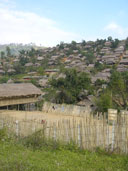 หมู่บ้านชาวกะเหรี่ยง ระหว่างทางสู่น้ำตกทีลอซู