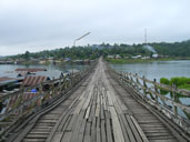 สะพานไม้อุตตมานุสรณ์ (สะพานมอญ) อ.สังขละบุรี จ.กาญจนบุรี 