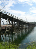 สะพานไม้อุตตมานุสรณ์ (สะพานมอญ) อ.สังขละบุรี จ.กาญจนบุรี 