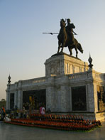 วัดภูเขาทอง_พระนครศรีอยุธยา อนุสาวรีย์สมเด็จพระนเรศวร