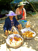 โดนัททอด ช่องเม็ก ตลาดการค้าชายแดนไทย-ลาว อุบลฯ 