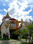 รูบปั้นความเทียมเกวียนยักษ์ด้านหน้าพระอุโบสถ วัดพระธาตุเรืองรอง อ.เมือง จ.ศรีสะเกษ