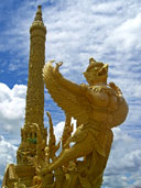 ต้นเทียนพรรษายักษ์ งานประเพณีแห่เทียนพรรษา จังหวัดอุบลราชธานี