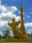 ต้นเทียนพรรษายักษ์ งานประเพณีแห่เทียนพรรษา จังหวัดอุบลราชธานี